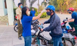 Công ty CP Gỗ Dầu Tiếng đã trang bị thêm khẩu trang, găng tay y tế, 03 máy đo thân nhiệt để kiểm tra thân nhiệt cho 100% công nhân của đơn vị cũng như kiểm tra thân nhiệt của các khách hàng khi đến liên hệ công việc tại trụ sở công ty cổ phần gỗ Dầu Tiếng và Nhà máy chế biến gỗ Long Hòa