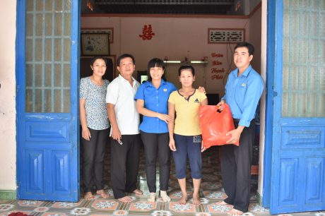 Đoàn thanh niên Nông trường cao su Minh Hòa phối hợp cùng Công đoàn Nông trường trao quà hỗ trợ công nhân khó khan trong thời gian dịch bệnh Covid-19