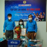 Trao giải nhì cuộc thi “Vòng tay Công đoàn” cho chị Đỗ Thị Nguyên