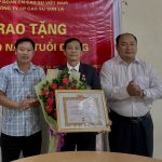 Đảng bộ Cao su Sơn La tổ chức trao Huy hiệu 30 năm tuổi Đảng