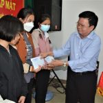Công đoàn cao su Chư Pah tặng quà cho 14 em học sinh xuất sắc