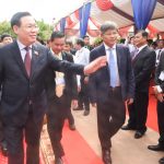 Chủ tịch Quốc hội Vương Đình Huệ vui mừng khi chứng kiến những hàng cao su xanh mướt của VRG ở Kampo...