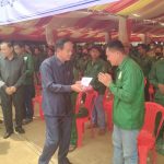 Tỉnh trưởng Tỉnh Kampong Thom, Vương quốc Campuchia tặng quà công nhân cao su