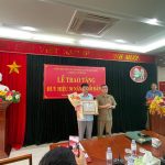 Chi bộ Văn phòng Cao su Điện Biên tổ chức lễ trao tặng Huy hiệu 30 năm tuổi Đảng