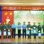 Tổng Liên đoàn Lao động Việt Nam tặng quà công nhân cao su
