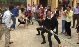 Vui vẻ với thi kéo co.