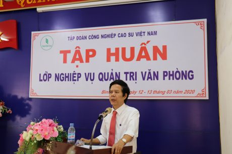 Ông Lê Văn Kích – Bí thư Đảng ủy, Hiệu trưởng Trường Cao đẳng Công nghiệp Cao su phát biểu tại buổi khai giảng