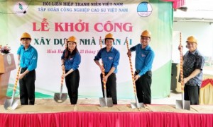 Đại biểu thực hiện nghi thức khởi công xây nhà cho anh Trần Đình Cương
