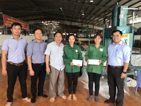 Đ/c Thái Bảo Tri – UV BCH TW Đoàn, Bí thư ĐTN VRG (bên phải) tặng quà ĐVTN công nhân khó khăn tại Nhà máy chế biển mủ Cao su Sa Thầy