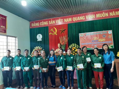 Đồng chí Trương Thị Huế Minh - Phó Chủ tịch CĐ CSVN trao quà cho công nhân Cao su Chư Păh