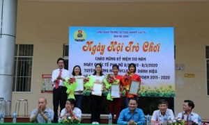 Thầy Lê Văn Kích – Bí thư Đảng ủy, Hiệu trưởng trao giấy chứng nhận cho các chị đạt danh hiệu “Giỏi việc nước, đảm việc nhà” 5 năm giai đoạn 2015 – 2020