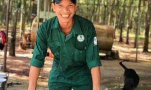 Công nhân Cao su Bình Long phấn khởi trước sự quan tâm, chăm lo của CĐ công ty. Ảnh: CTV.