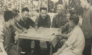 Đại tướng Lê Đức Anh (thứ ba từ trái sang) trong một cuộc họp của Bộ Chỉ huy miền ở căn cứ Lộc Ninh (tỉnh Bình Phước ngày nay) năm 1972, khi đó ông đang là tham mưu trưởng. Ảnh: TƯ LIỆU