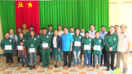 ông Phan Mạnh Hùng – Chủ tịch Công đoàn CSVN và lãnh đạo Công ty CP Cao su Việt - Lào tặng quà cho công nhân bị thiệt hại do thiên tai lũ lụt