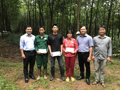 Đ/c Thái Bảo Tri – UV BCH TW Đoàn, Bí thư ĐTN VRG (bên trái) thăm vườn cây và tặng quà ĐVTN khó khăn