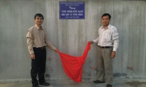 Ông Đặng Ưng – Phó TGĐ Công ty và ông Bùi Minh Phú – TBKS Công ty làm thủ tục bàn giao công trình nước sạch của Khối thi đua cho các hộ công nhân.