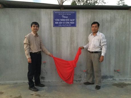 Ông Đặng Ưng – Phó TGĐ Công ty và ông Bùi Minh Phú – TBKS Công ty làm thủ tục bàn giao công trình nước sạch của Khối thi đua cho các hộ công nhân.