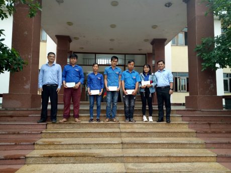 Đ/c Thái Bảo Tri – UV BCH TW Đoàn, Bí thư ĐTN VRG (bên phải) tặng quà ĐVTN khó khăn Cao su Chư Mom Ray
