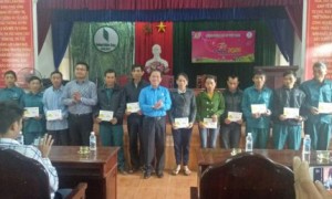 Đoàn công tác trao quà cho công nhân
