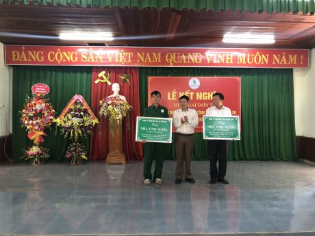 Ông Lê Đức Hân - Chủ tịch HĐTV Cao su Kon Tum trao 2 căn nhà tình thương cho 2 công nhân Nam Giang - Quảng Nam