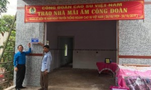 Ông Võ Việt Ngân - Phó Chủ tịch Công đoàn Cao su Việt Nam (bên trái) trao nhà Mái ấm Công đoàn cho anh Võ Văn Huề