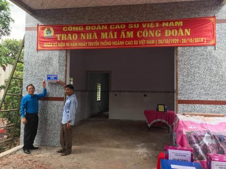 Ông Võ Việt Ngân - Phó Chủ tịch Công đoàn Cao su Việt Nam (bên trái) trao nhà Mái ấm Công đoàn cho anh Võ Văn Huề