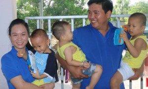 Trần Thị Ngọc Yến (bên trái) trong một dịp thăm, tặng quà cho trẻ em mồ côi Mái ấm Hồng Quang, tỉnh Bà Rịa - Vũng Tàu.