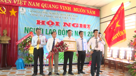 Ông Nguyễn Tiến Đức – Phó TGĐ VRG trao Huân chương Lao động hạng Nhất cho Công ty TNHH Cao su Việt - Lào