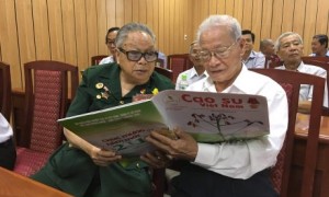 Ông Phan Đắc Bằng (bên phải) và ông Mai Văn Phúc có dịp được gặp mặt cán bộ hưu trí để ôn lại thời kỳ đã qua – Dù đã nghỉ hưu nhưng các ông luôn dõi theo thông tin và sự phát triển của ngành.