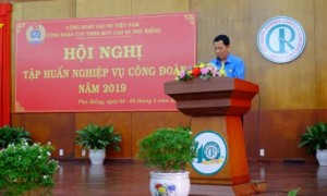 ông Lưu Thế Doanh – Chủ tịch Công đoàn Cao su Phú Riềng phát biểu khai mạc hội nghị tập huấn