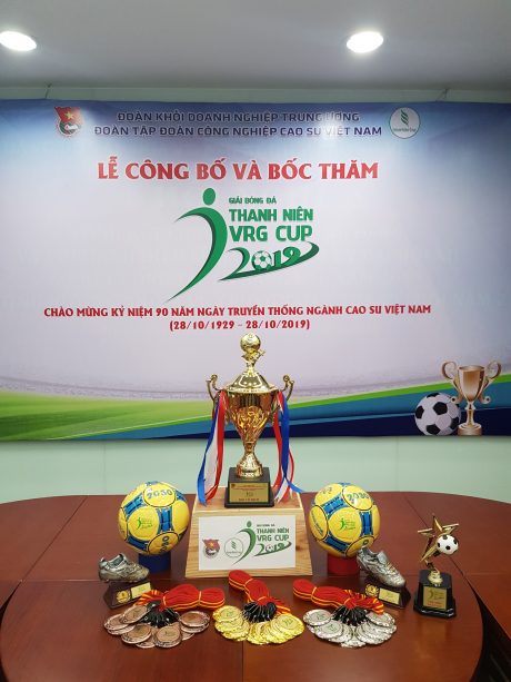 Bộ Cup, huy chương, bóng thi đấu ra mắt tại lễ công bố