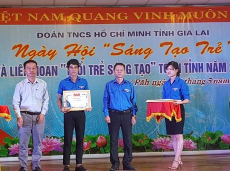 Đồng chí Nguyễn Hoàng Phong và Đồng chí Lê Anh Tuấn trao Bằng khen và Cúp  lưu niệm cho gương “Sáng tạo trẻ”