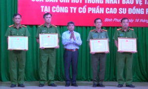 - Lãnh đạo Công ty CP Cao su Đồng Phú trao Bằng khen VRG cho các tập thể, cá nhân hoàn thành xuất sắc nhiệm vụ được giao