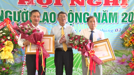 Ông Nguyễn Tiến Đức – Phó TGĐ VRG trao Huân chương Lao động hạng Nhì cho ông Ngô Quyền - TGĐ Công ty và ông Nguyễn Tuấn Dũng - PTGĐ Công ty