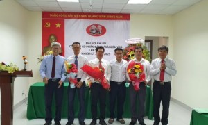 đ/c Trần Công Kha – Phó Bí thư Đảng ủy, Phó TGĐ VRG (ngoài cùng bên phải) tặng hoa chúc mừng Ban Chấp hành khóa mới