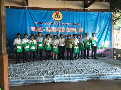Trao quà cho công nhân các công ty tại tỉnh Kampong Thom.