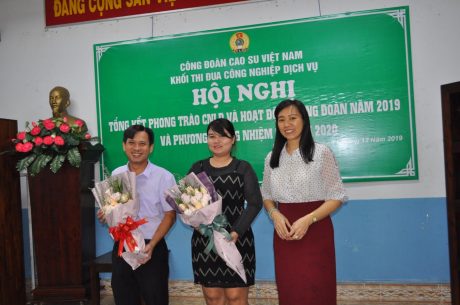 Bà Trương Thị Huế Minh – Phó Chủ tịch Công đoàn Cao su VN tặng hoa chúc mừng khối trưởng, khối phó nhận nhiệm vụ