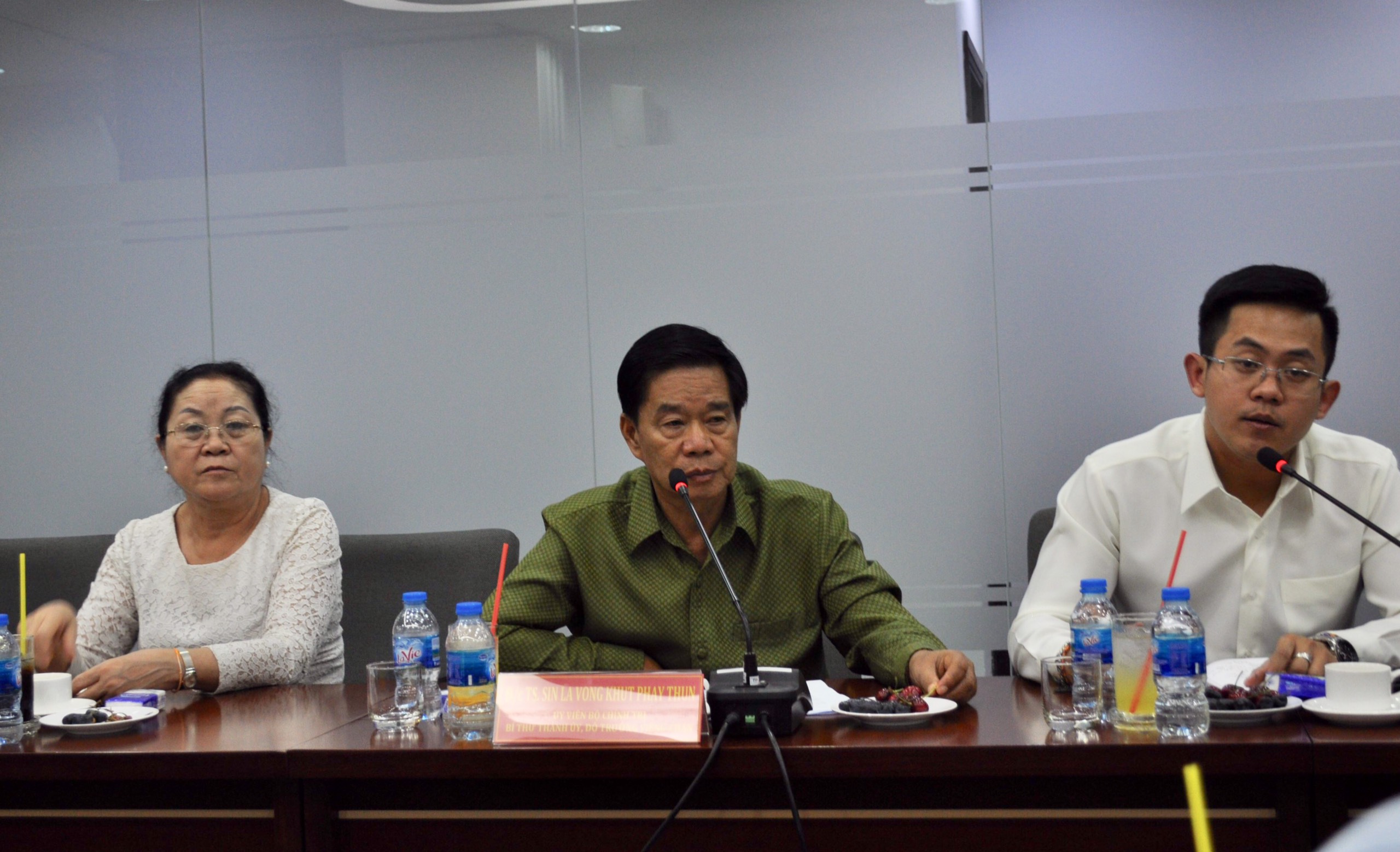 Đồng chí Sinlavon Khoutphaythoume – UV Bộ Chính trị Đảng Nhân dân Cách mạng Lào, Bí thư, Đô trưởng Thủ đô Viêng Chăn (giữa) đánh giá cao các dự án của VRG tại Lào