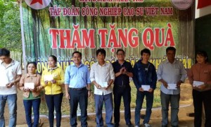 Anh Thái Bảo Tri - Phó Chủ tịch Hội Doanh nhân trẻ, Bí thư ĐTN VRG và anh Dương Tuấn Anh - Phó Chủ tịch Hội Doanh nhân trẻ VRG, Phó Ban XNK VRG trao quà cho công nhân