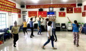 Đội văn nghệ Cao su Sơn La đang khẩn trương tập luyện.