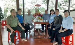 Ban lãnh đạo công ty thăm hỏi và tặng quà cho đồng chí Phan Văn Hân (thứ 3 từ trái qua) - nguyên Kế toán trưởng công ty.