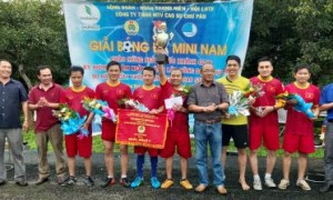 Chủ tịch CĐ công ty Siu Hoa và Bí thư ĐTN Đậu Quang Hồng trao cúp vô địch cho NT Hà Tây