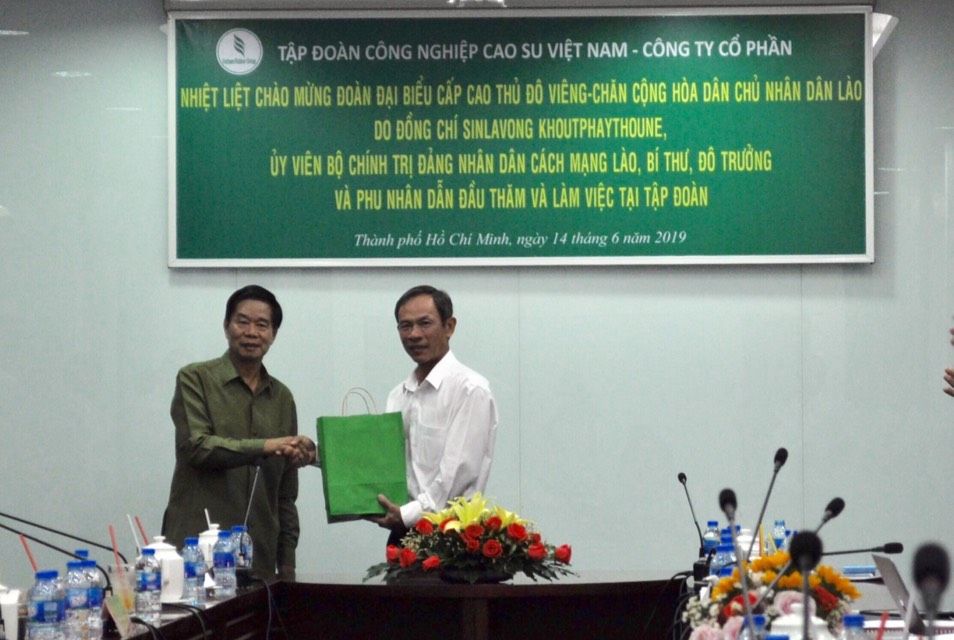 Đồng chí Sinlavon Khoutphaythoume – UV Bộ Chính trị Đảng Nhân dân Cách mạng Lào, Bí thư, Đô trưởng Thủ đô Viêng Chăn (bên trái) tặng quà lưu niệm cho VRG