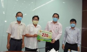 Ông Phan Mạnh Hùng - Chủ tịch Công đoàn CSVN trao biểu trưng ủng hộ 220 triệu đồng cho ông Trương Minh Trung - Phó TGĐ, thường trực BCĐ phát triển cao su VRG tại Campuchia (Số tiền ủng hộ này sẽ được các đơn vị mua thiết bị y tế phòng chống dịch Covid 19)