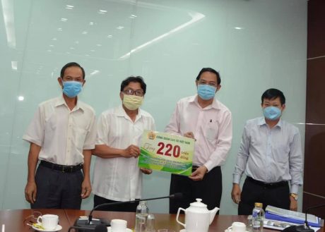 Ông Phan Mạnh Hùng - Chủ tịch Công đoàn CSVN trao biểu trưng ủng hộ 220 triệu đồng cho ông Trương Minh Trung - Phó TGĐ, thường trực BCĐ phát triển cao su VRG tại Campuchia (Số tiền ủng hộ này sẽ được các đơn vị mua thiết bị y tế phòng chống dịch Covid 19)