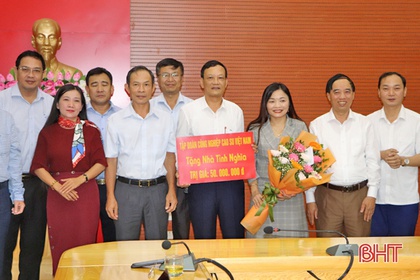 Trao tiền hỗ trợ xây nhà tình nghĩa cho huyện Vũ Quang.
