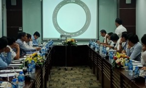 Lốp xe gắn máy thương hiệu VRG được giới thiệu tại cuộc họp ngày 8/5.