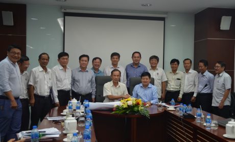 Lãnh đạo VRG cùng đại diện lãnh đạo các công ty khu vực Đông Nam bộ ký kết tiêu thụ lốp xe gắn máy VRG, vào ngày 8/5.