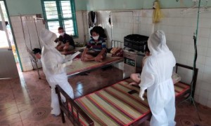 Đội ngũ y, bác sĩ theo dõi CNLĐ trong thời gian cách ly