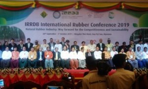 Các đại biểu chụp ảnh lưu niệm tại hội nghị.